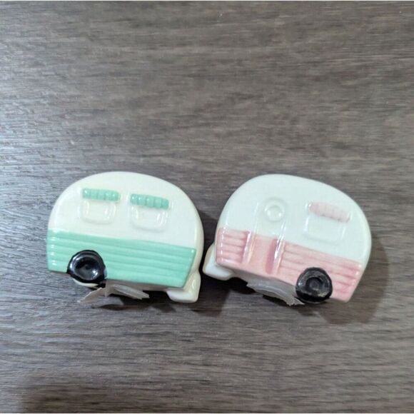 Camper RV Rig  Salt & Pepper Shaker Set Retro Pink & Green Ceramic New - Picture 2 of 6